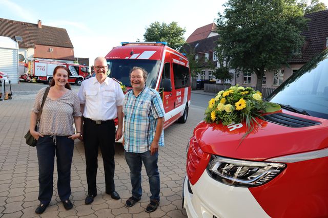 Fahrzeugübergabe an die Feuerwehr